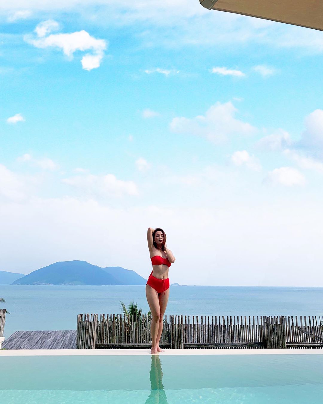 Thiết kế bikini cạp cao chưa bao giờ lỗi mốt bởi chúng mang lại sự quyến rũ từ vẻ kín đáo, giản đơn. Với những cô nàng không tự tin với vòng 2 "bánh mì" thì kiểu dáng này sẽ là "cứu tinh" giúp bạn có được eo thon chỉ trong tích tắc.