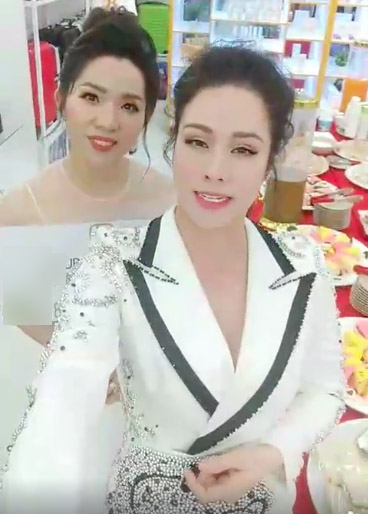 Nhật Kim Anh bị tố mặc váy nhái của NTK Nguyễn Tiến Triển.