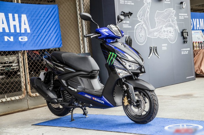 2021 Yamaha Cygnus Gryphus mới đây đã xuất hiện tại thị trường xe máy Đài Loan. Ngoài thiết kế thể thao, điểm nhấn của mẫu xe ga hoàn toàn mới này là động cơ 125cc, làm mát bằng dung dịch, trang bị công nghệ VVA và Blue Core của Yamaha.
