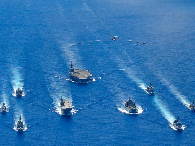 Tàu chiến Mỹ, Úc, Nhật trong cuộc tập trận ba bên ở biển Philippines ngày 21-7. Ảnh: REUTERS