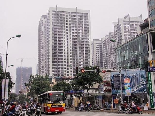 Giữa trưa, nhiều tòa nhà cao tầng ở Hà Nội rung chuyển vì ảnh hưởng của động đất