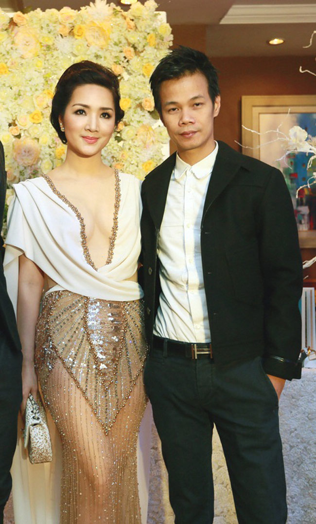 Hoa hậu Đền Hùng Giáng My cùng nhà thiết kế Hoàng Hải cùng đi dự đám cưới của Quỳnh Nga năm 2014. Trang phục của Giáng My thu hút mọi chú ý.
