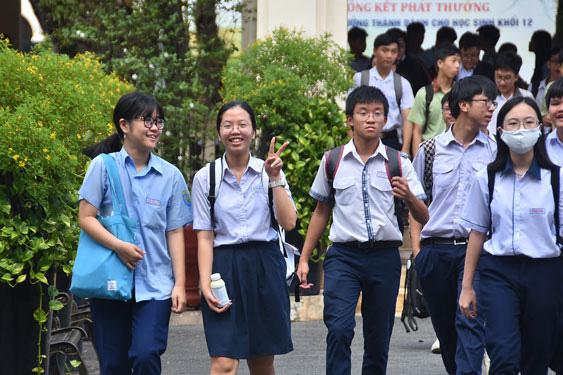 Học sinh dự thi lớp 10 năm 2020 tại Trường THPT chuyên Lê Hồng Phong, TP HCM .Ảnh: TẤN THẠNH
