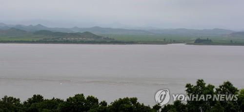 Sông Hán ngăn cách đảo Ganghwa – Hàn Quốc với TP Kaesong - Triều Tiên. Ảnh chụp ngày 27-7. Ảnh: Yonhap