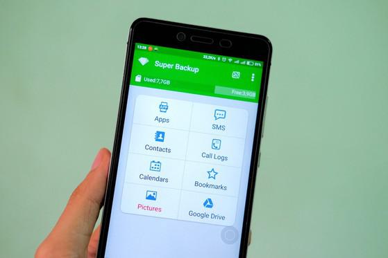 Super Backup hỗ trợ sao lưu tin nhắn, ứng dụng, hình ảnh... và cả danh bạ trên điện thoại. Ảnh: MINH HOÀNG