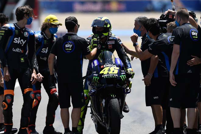 Rossi ăn mừng podium cùng đội đua và các ‘học trò’ của mình