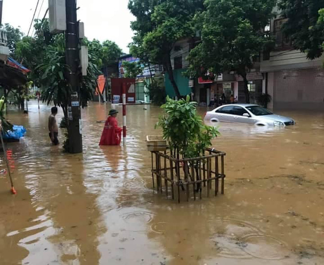 TP Lào Cai bị ngập úng cục bộ sau trận mưa lớn kéo dài từ đêm 26 sang ngày 27/7. Ảnh Laocaionline.