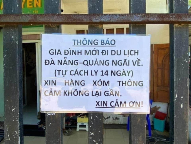 Thông báo được dán bên ngoài cổng nhà anh A.