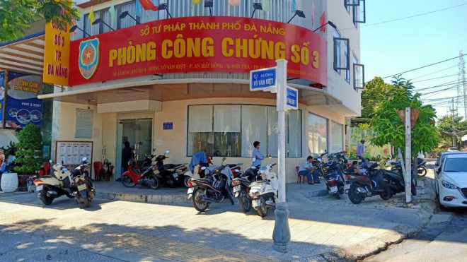 Một phòng công chứng thưa vắng người trong ngày đầu cách ly phòng chống dịch