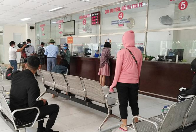 Trưa 28/7, nhiều du khách trả vé tại ga Đà Nẵng vì không còn chuyến tàu nào về quê - ảnh Tr. T
