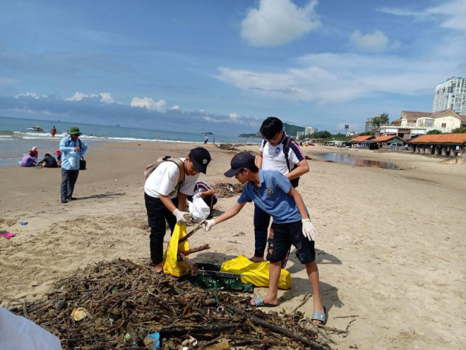 Các em học sinh, sinh viên cũng tình nguyện tham gia dọn rác