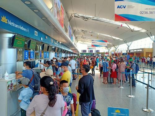 Hành khách làm thủ tục rời khỏi TP Đà Nẵng tại sân bay Đà Nẵng. Ảnh: Quang Luật