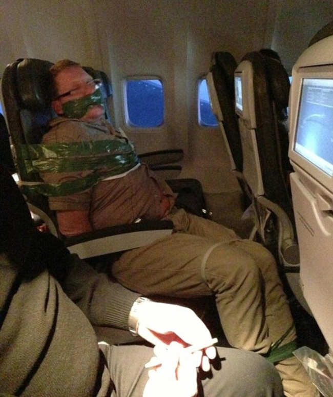 Cách để giữ cho kẻ "lắm mồm" ngồi im khi đi máy bay.
