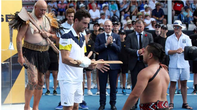 Bautista-Agut được thổ dân Maori (New Zealand) trao tặng một ngọn giáo khi vô địch giải ASB Classic 2 lần (2016 &amp; 2018)