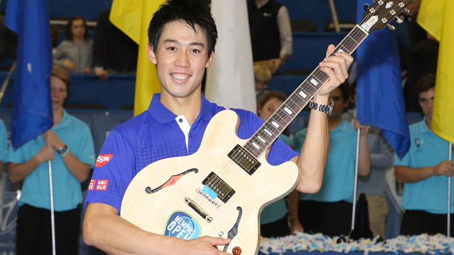 Kei Nishikori nhiều lần nhận cúp mang hình dáng chiếc đàn guitar khi vô địch liên tiếp ở Memphis Open