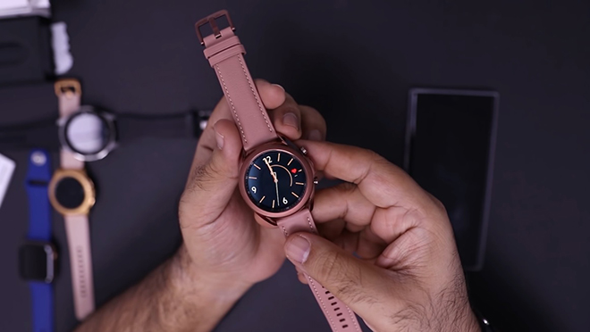 Hình ảnh trong video mở hộp Galaxy Watch 3.