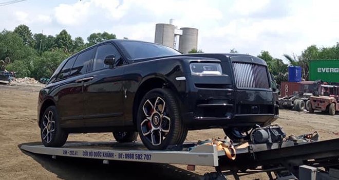 Rolls-Royce Cullinan Black Badge đầu tiên cập cảng đất Việt - 1