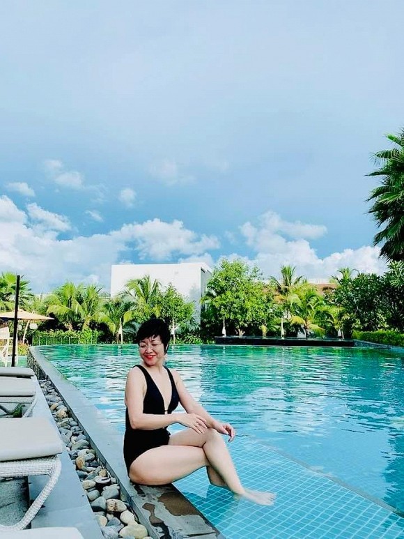 MC Thảo Vân khoe ảnh diện bikini gợi cảm ở tuổi 50
