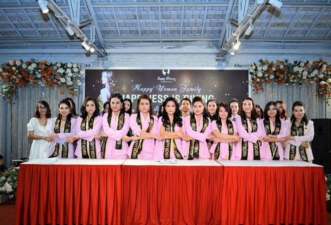 Chủ tịch Happy Women Family - bà An Nhiên (ở giữa) cùng PCT Thường trực Nguyễn Thị Bích Vân (bên tay phải) và PCT Thường trực Lê Thị Thanh Thuý (bên tay trái) và BĐH Happy Women Family ký kết thoả ước nhiệm vụ nhiệm kỳ 2020-2021