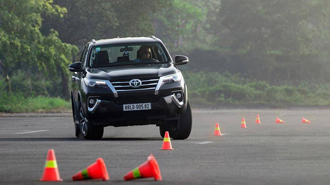 Toyota Fortuner ngày nay an toàn hơn rất nhiều so với các thế hệ trước, đặc biệt là được bổ sung tính năng cân bằng điện tử