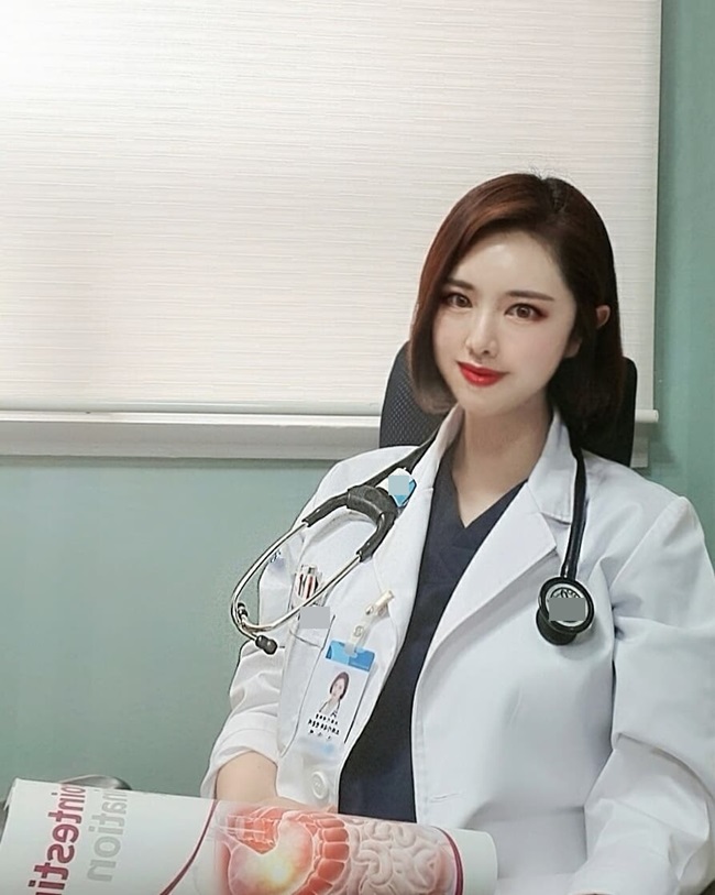 Nữ bác sĩ Hàn Quốc có tài khoản Instagram là Rim E Ya bất ngờ nổi tiếng trên mạng xã hội nhờ vóc dáng chuẩn đẹp.
