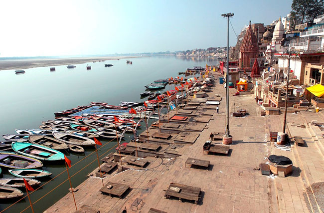 Varanasi, Ấn Độ: Một khung cảnh cho thấy ghat (những bậc thang dẫn xuống nước) hoang vắng trên bờ sông Hằng. Thật hiếm khi thấy Varanasi, nơi thường đông nghịt du khách lại yên tĩnh như vậy.
