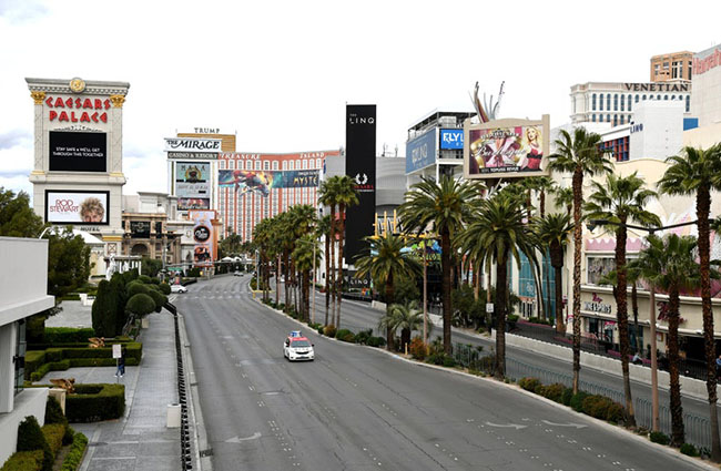 Las Vegas, Mỹ: Nguyên một dải Las Vegas rất vắng lặng với các phương tiện giao thông thưa thớt và hầu như không có người đi bộ.
