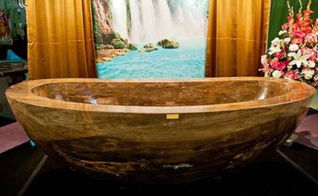 Bồn tắm Le Grand Queen có giá 1,7 triệu USD (39,4 tỷ đồng) là chiếc bồn tắm đắt nhất thế giới. Đây là chiếc bồn tắm được làm từ phiến đá caijou quý hiếm.
