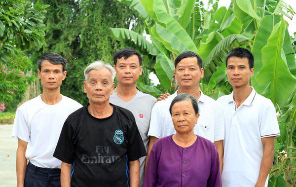 Vợ chồng ông Tràng, bà Liên cùng các con Trường, Thanh, Cảnh và Tý (từ trái qua). Tại Hải Dương ông bà sinh được 5 con, sau khi lên Lạng Sơn thì có thêm 2 con nữa. Ảnh:&nbsp;Vietnamnet