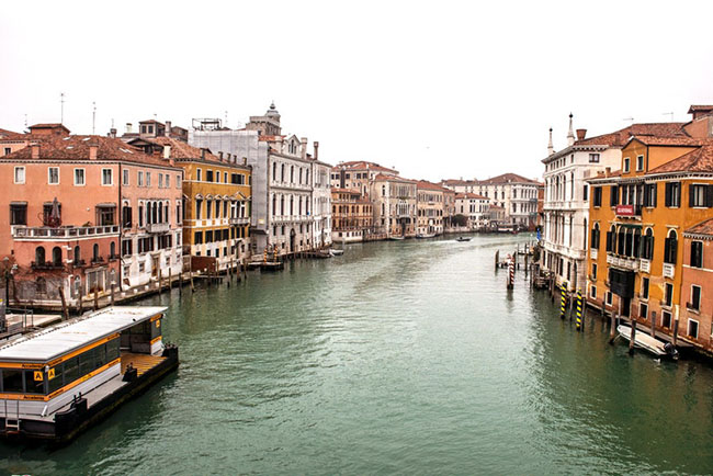 Venice: Đây là lần đầu tiên người ta nhìn thấy các kênh đào và đường phố Venice có hình ảnh vắng vẻ gần như siêu thực trong bối cảnh nước Ý bị ảnh hưởng nặng nề bởi COVID-19.
