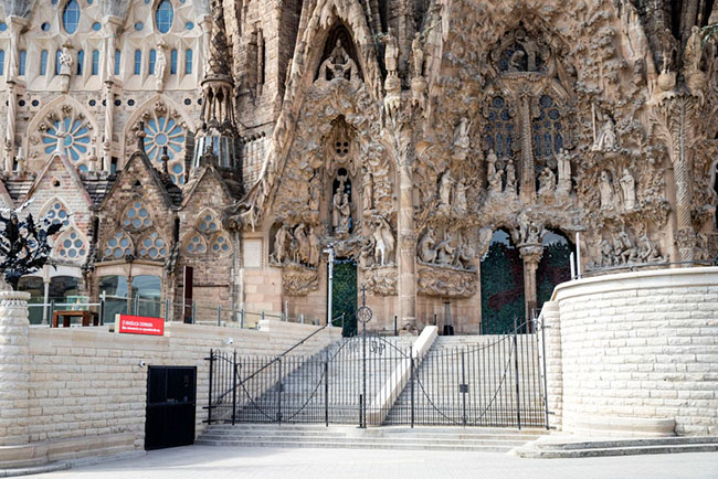 Barcelona, Tây Ban Nha: La Sagrada Familia, một địa danh đón hơn 3 triệu du khách mỗi năm cũng có lúc vắng lặng, trầm buồn như thế này.
