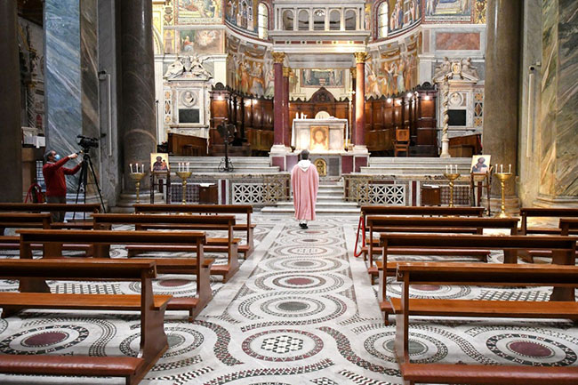 Italia là một trong những quốc gia đầu tiên bị ảnh hưởng nặng nề vì COVID-19. Kể từ đó hầu hết các danh lam thắng cảnh đều trong tình trạng vắng lặng, ngay cả các nhà thờ cũng gần như không một bóng người. 
