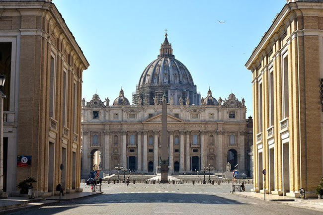 Vatican cũng đóng cửa vào Nhà nguyện Sistine, Bảo tàng Vatican và các địa điểm Quảng trường St. Peter's thường dành cho khách du lịch.&nbsp;
