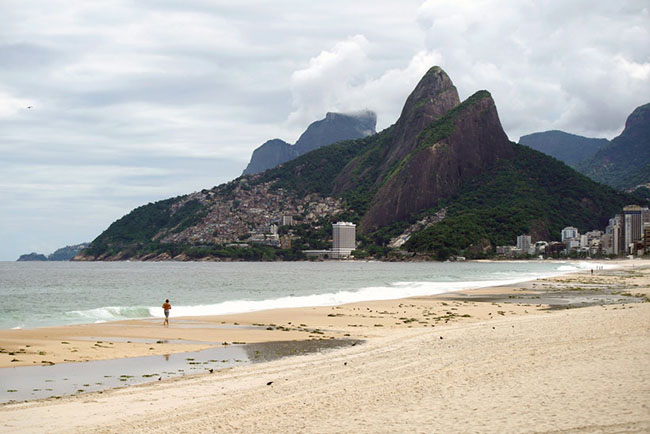 Rio de Janeiro, Brazil: Sau khi Thống đốc bang Rio de Janeiro Wilson Witzel tuyên bố tình trạng khẩn cấp, các bãi biển đông đúc như Copacabana và Ipanema cũng trở nên vắng vẻ.
