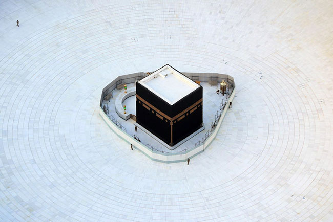 Mecca, Ả Rập Xê-út: Một sự trống rỗng kỳ lạ bao trùm Kaaba linh thiêng trong Nhà thờ Hồi giáo Lớn của Mecca. 
