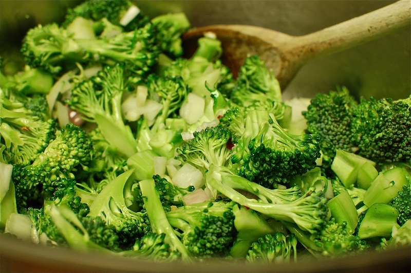 Chế biến&nbsp;bông cải xanh&nbsp;bằng cách xào, luộc, cho vào lò vi sóng&nbsp;làm giảm hàm lượng vitamin C