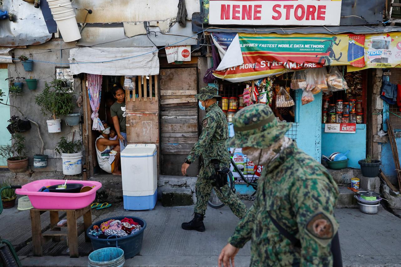 Cảnh sát tuần tra việc thực hiện quy định kiểm dịch ở Philippines (ảnh: Washington Post)