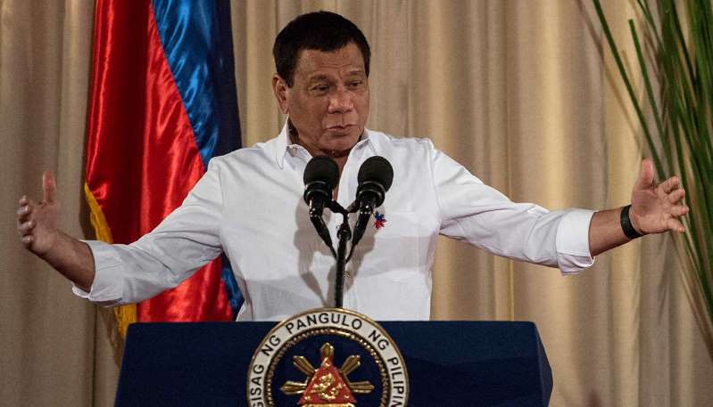 Tổng thống Rodrigo Duterte khuyên người dân khử khuẩn&nbsp;khẩu trang phòng Covid-19&nbsp;bằng...xăng dầu (Ảnh: The Week)