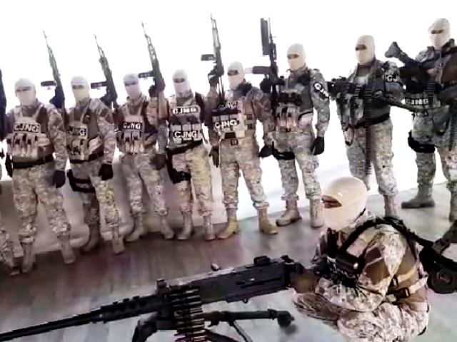 Các thành viên băng đảng ma túy CJNG được vũ trang hạng nặng và mặc quân phục.