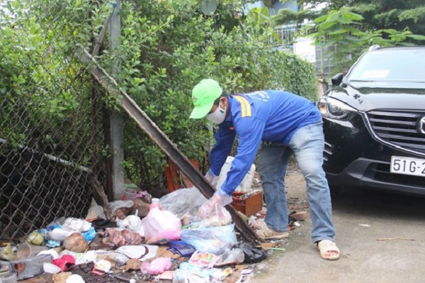 Công việc thu gom rác hàng ngày của vợ chồng anh Tuấn, chị Giàu