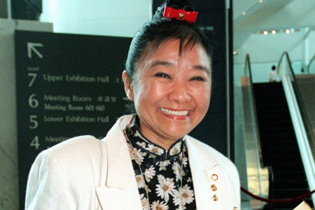 Bà là Nina Wang (sinh năm 1937, mất năm 2007, sống ở Hong Kong, Trung Quốc). Chồng bà là đại gia Teddy Wang. Theo Forbes ước tính tài sản của bà là 4,2 tỷ USD. 
