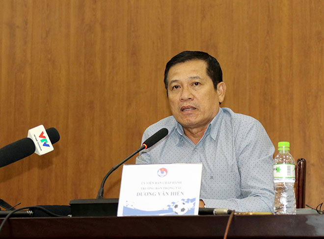 Trưởng Ban trọng tài Dương Văn Hiền trả lời báo chí chiều ngày 28/7.