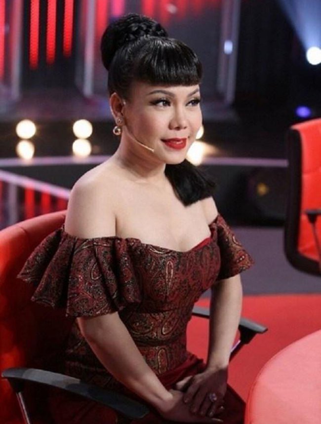 Trên ghế giám khảo các chương trình truyền hình, "bà xã Sáu Bảnh" cũng chuộng kiểu trang phục gợi cảm, quyến rũ.
