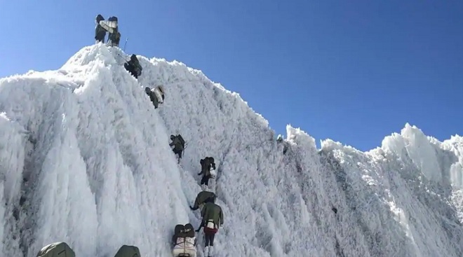 Binh sĩ Ấn Độ đã quen với cuộc sống lạnh giá, phải leo trèo, đi bộ trong điều kiện địa hình đồi núi ở biên giới.