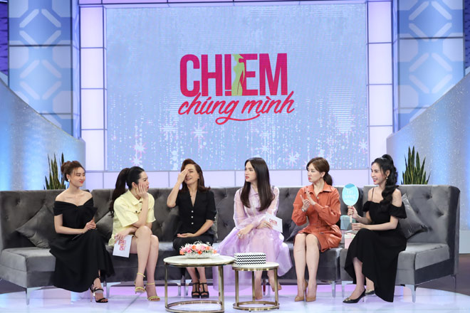 Ninh Dương Lan Ngọc (trái) cùng các thành viên và khách mời Thủy Tiên chia sẻ chủ đề "Kết hôn"