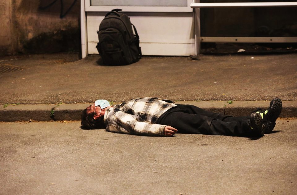Một người đàn ông ngất xỉu trên đường phố Italia giữa dịch Covid-19 hồi tháng 3&nbsp;(ảnh: The Sun)