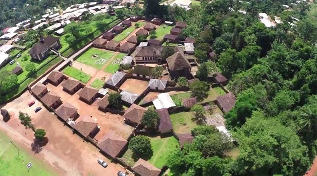 Ông là Abumbi II - vua đời thứ 11 ở thị trấn Bafut, nước Cameroon. Hiện, ở nước này chỉ còn 2 vùng đất có vua. Trong 100 người vợ của ông, có 72 người vợ của vua cha truyền lại.
