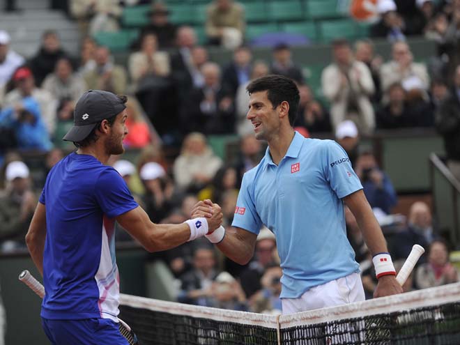 Joao Sousa (trái) nhiều lần thua khi đối đầu Djokovic