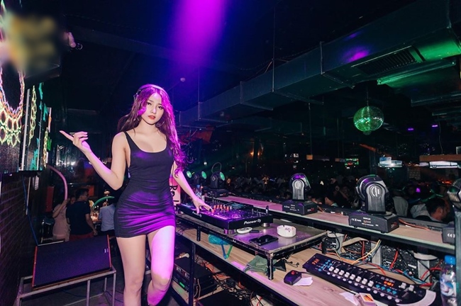 DJ Jenny Yến khoe đường cong gợi cảm khi đi show chỉ với một chiếc đầm tanktop màu đen bó sát.
