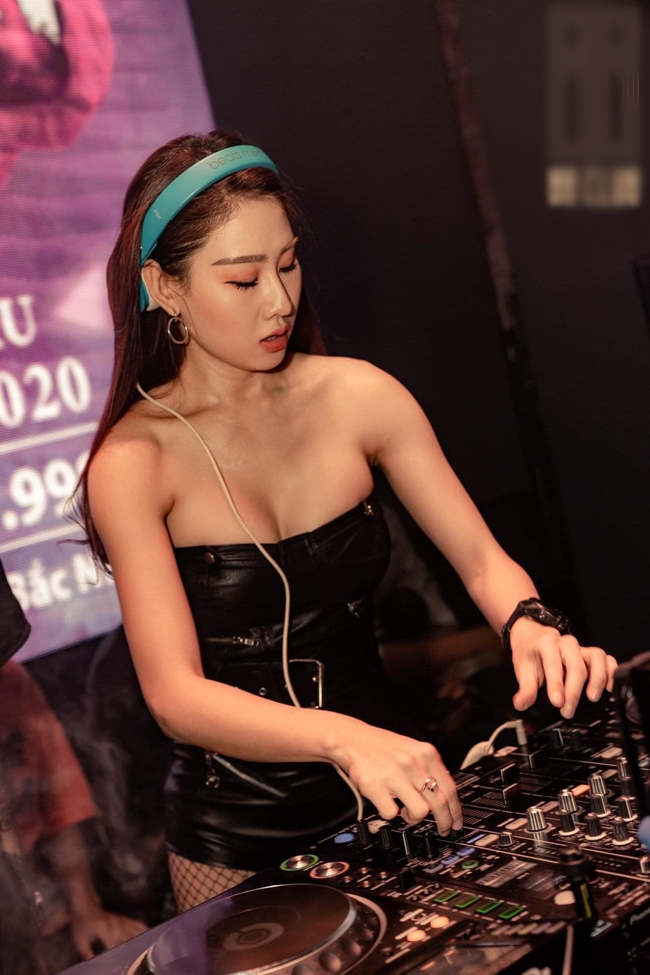 Với hơn 10 năm làm nghề, DJ Oxy cho biết mỗi nghệ sĩ cần có phong cách riêng và đừng biến bản thân thành công cụ để người khác yêu cầu làm theo. “DJ sexy khoe thân không còn là xu hướng. Nhiều khách yêu cầu tôi mặc đồ ít vải khi diễn là tôi từ chối ngay. Tôi làm việc bằng tài năng chứ không dùng cơ thể để kiếm tiền”, cô thẳng thắn.
